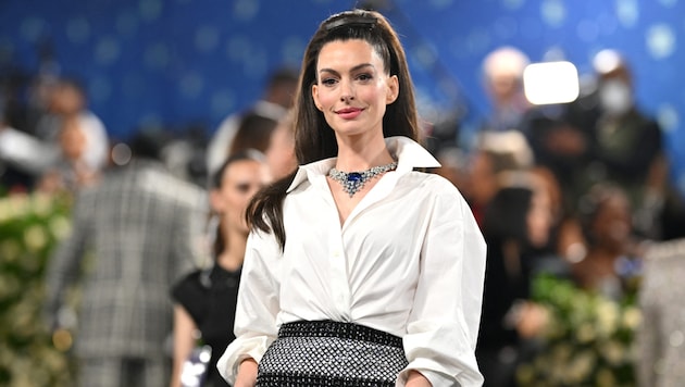 Anne Hathaway sorgt mit ihrem alterslosen Aussehen für jede Menge Getuschel. (Bild: APA/AFP/ANGELA WEISS)