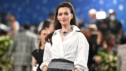 Anne Hathaway sorgt mit ihrem alterslosen Aussehen für jede Menge Getuschel.