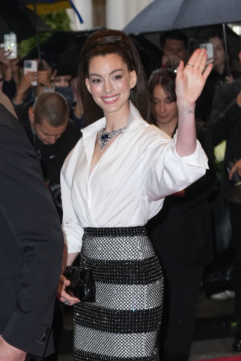 Anne Hathaway auf dem Weg zur Met-Gala (Bild: APA/AFP/ANGELA WEISS)