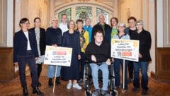 Angehörige und Menschen mit Behinderungen, die von den Einsparungen unmittelbar betroffen sind, protestierten am Montag, der auch „Tag der Inklusion“ war. (Bild: Lisa Mathis)
