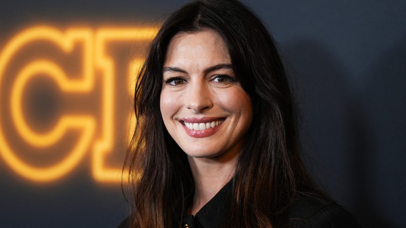 Anne Hathaway auf einem Foto, das Ende letzten Jahres entstanden ist (Bild: APA/Getty Images via AFP/GETTY IMAGES/John Nacion)