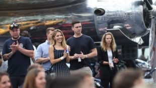 Mark Mateschitz (im Bild mit Partnerin Victoria Swarovski) ließ den Hangar-7 renovieren und feiert am 5. Juni eine große Wiedereröffnungsfeier. (Bild: Tröster Andreas)