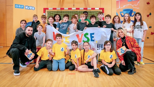 Die Moderatoren der neuen ORF-Show Fanny Stapf und Stefan Gruber mit der 4C der Volksschule Eisenstadt. Mit dabei im „gelben Team“ ist auch die Karatemeisterin Tiara Steindl. (Bild: ORF/Thomas Jantzen)