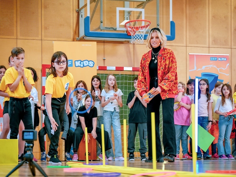 Eine Aufgabe war Zielwerfen. Auch beim Schätzspiel lagen die Nerven blank. (Bild: ORF/Thomas Jantzen)