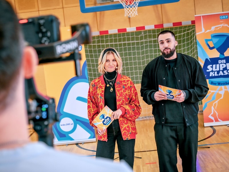Die Moderatoren Fanny Stapf und Stefan Gruber. (Bild: ORF/Thomas Jantzen)