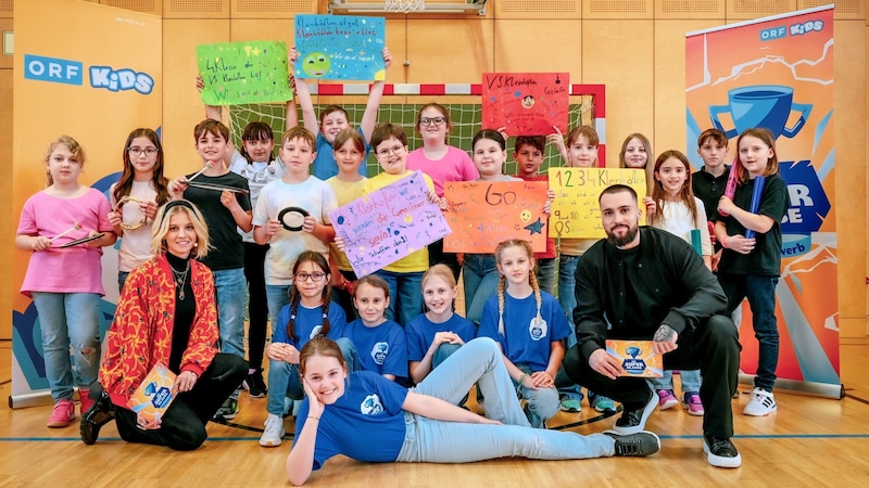 In den blauen Shirts: Die Kleinhöfleiner mit ihrem Fanclub. Um die insgesamt 45 Schüler in die richtige Stimmung zu bringen, wurde der Turnsaal in ein Quizstudio verwandelt. (Bild: ORF/Thomas Jantzen)