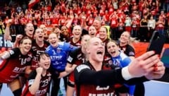 Einen magischen Moment festgehalten. Johanna Reichert fotografierte die Mannschaft vor den Fans ...