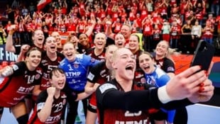 Einen magischen Moment festgehalten. Johanna Reichert fotografierte die Mannschaft vor den Fans nach dem Triumph in der European League. (Bild: Thüringer HC)