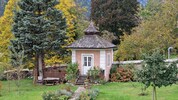 Dieses Haus im Garten des Bildungshauses wird jeden Samstag erneut zum Trauerplatzl.