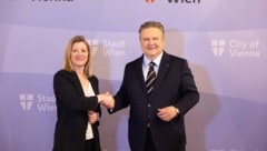 Vizebürgermeisterin Bettina Emmerling (Neos) und Bürgermeister Michael Ludwig (SPÖ) am Dienstag im Rathaus, unmittelbar vor dem Start der Regierungsverhandlungen. (Bild: Urbantschitsch Mario)