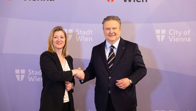 Vizebürgermeisterin Bettina Emmerling (Neos) und Bürgermeister Michael Ludwig (SPÖ) am Dienstag im Rathaus, unmittelbar vor dem Start der Regierungsverhandlungen. (Bild: Urbantschitsch Mario)