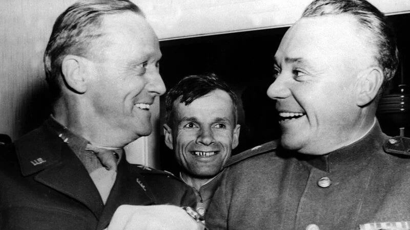 Historischer Handschlag der Generäle in Erlauf am 8. Mai 1945  (Bild: zVg/erinnernfürdiezukunft)