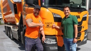 GF Thomas Höpperger und Wolly Hell (li.) vor dem Lkw, der gezogen werden muss. (Bild: Höpperger Umweltschutz)