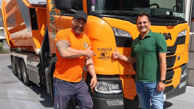 GF Thomas Höpperger und Wolly Hell (li.) vor dem Lkw, der gezogen werden muss.