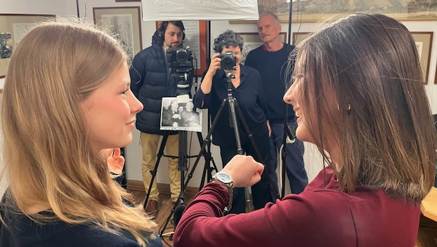 Jugendliche beim Videodreh zum Thema „Hände reichen“ – ab 10. Mai im öffentlichen Raum in Erlauf zu sehen. (Bild: Lisa Rastl)
