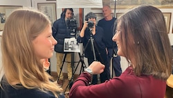 Jugendliche beim Videodreh zum Thema „Hände reichen“ – ab 10. Mai im öffentlichen Raum in Erlauf zu sehen. (Bild: Lisa Rastl)