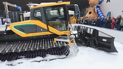 Die Firma xelom stellte ihren neuen „Snow Cat“ vor, die weltweit erste vollelektrische Pistenraupe, die ohne Emissionen Pisten präpariert. (Bild: Birbaumer Christof)