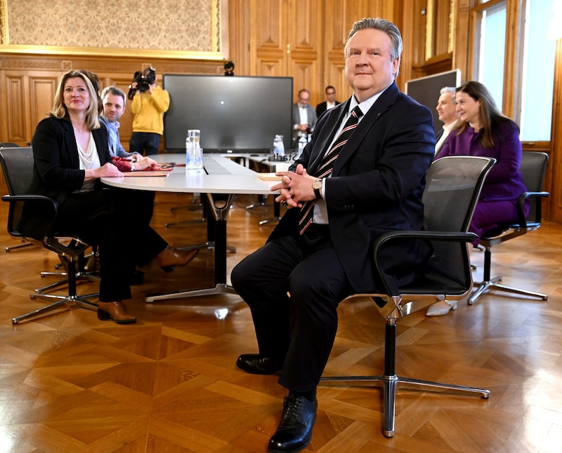 Es wird verhandelt: Ziel ist es, innerhalb von drei bis vier Wochen die Gespräche abzuschließen, „damit Wien noch vor dem Sommer eine stabile Stadt- und Landesregierung hat“, so Bürgermeister Ludwig. (Bild: APA/ROLAND SCHLAGER)
