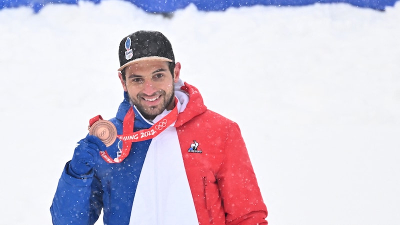 Da hatte er noch gut lachen: Bei den Olympischen Spielen 2022 holte Mathieu Faivre Bronze im Riesentorlauf. (Bild: APA/AFP)