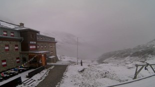 Auch rund um die Franz-Senn-Hütte (2149 m) ist es angezuckert. (Bild: Webcam Franz-Senn-Hütte)