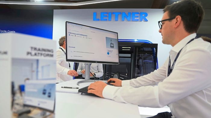 Ein Mitarbeiter der Firma Leitner zeigte vor, wie die Schulung von Seilbahnmitarbeitern auf dem digitalen Weg abläuft.