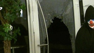Das Bild zeigt den Horror-Clown beim Einbruch  (Bild: A. Falkner)