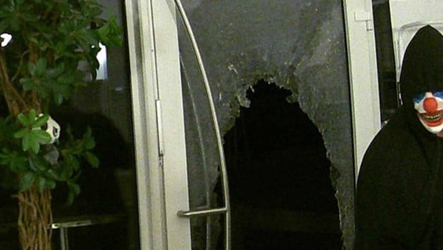 Das Bild zeigt den Horror-Clown beim Einbruch  (Bild: A. Falkner)