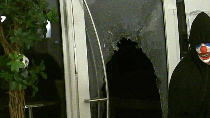 Das Bild zeigt den Horror-Clown beim Einbruch.
