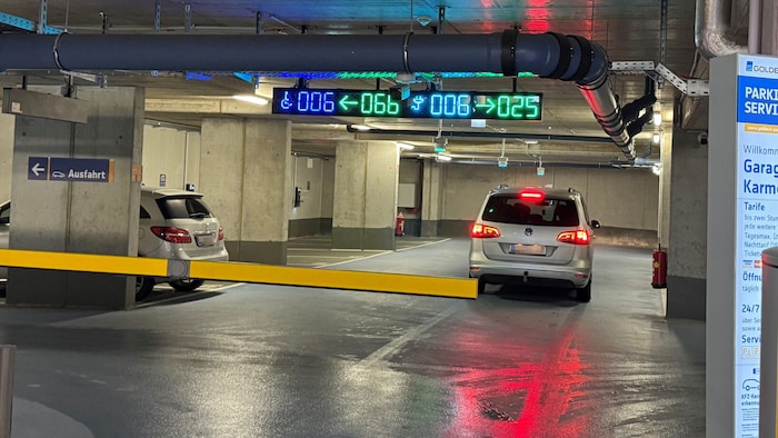 Nur weil die Anzeigetafel freie Parkplätze anzeigt, bedeutet das nicht, dass es in der ...