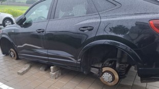 Der Audi wurde notdürftig mit Pflastersteinen aufgebockt und alle vier Felgen samt Reifen ...