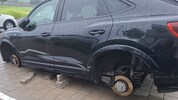 Der Audi wurde notdürftig mit Pflastersteinen aufgebockt und alle vier Felgen samt Reifen ...