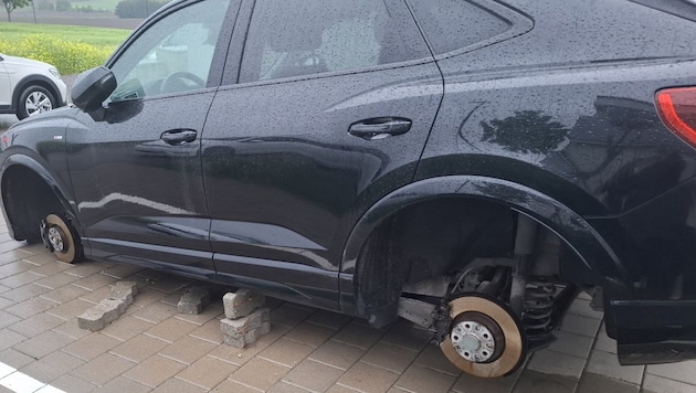 Der Audi wurde notdürftig mit Pflastersteinen aufgebockt und alle vier Felgen samt Reifen abmontiert. (Bild: privat)