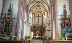 Im Innenraum von St. Nikolai sind zahlreiche Heiligenbildnisse zu finden.