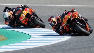 Maverick Vinales (re.) und Pedro Acosta (li.) geben am Wochenende in Le Mans Gas (Bild: EPA/Jose Manuel Vidal)