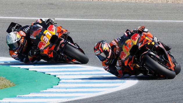 Maverick Vinales (re.) und Pedro Acosta (li.) geben am Wochenende in Le Mans Gas. (Bild: EPA/Jose Manuel Vidal)