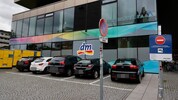 Sieht nach Kundenparkplatz für Drogerie und Post aus – gehört einem Fitnessstudio.