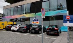 Sieht nach Kundenparkplatz für Drogerie und Post aus – gehört einem Fitnessstudio.