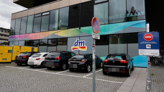 Sieht nach Kundenparkplatz für Drogerie und Post aus – gehört einem Fitnessstudio. (Bild: Markus Tschepp)