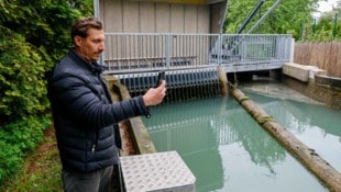 Sebastian G. (Name von der Redaktion geändert) dokumentiert den Wasserstand. (Bild: Markus Tschepp)