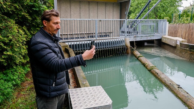 Sebastian G. (Name von der Redaktion geändert) dokumentiert den Wasserstand. (Bild: Markus Tschepp)