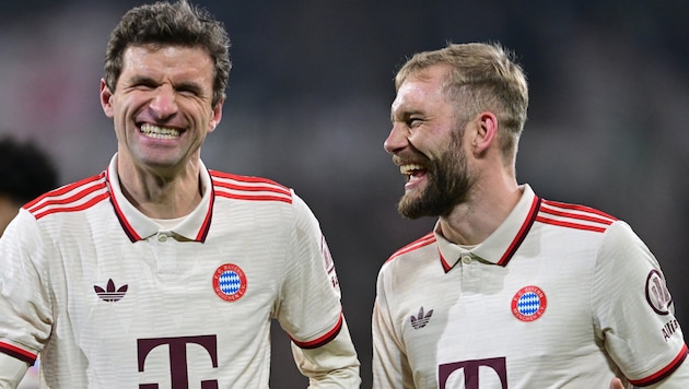 Thomas Müller (links) sorgte mit einem Insta-Post für Spekulationen – Konrad Laimer ließ es sich nicht nehmen, den Beitrag zu kommentieren. (Bild: GEPA)