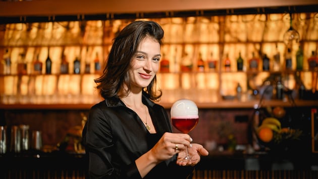 Ronita vor der nagelneuen Bar. (Bild: Wenzel Markus)