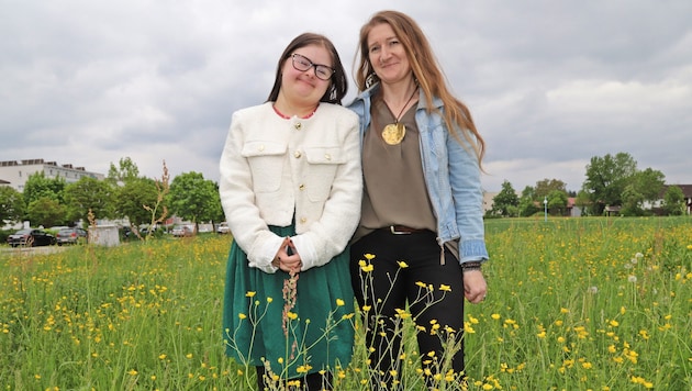 Emilia ist viel in der Natur unterwegs und mithilfe ihrer Mutter Katharina sowie einem Inserat auf Jobsuche. (Bild: Hörmandinger Marion)