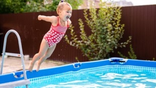Badespaß oder Ressourcenverschwendung? Der Boom privater Swimmingpools sorgt für hitzige Diskussionen. (Bild: stock.adobe.com – Lena May)