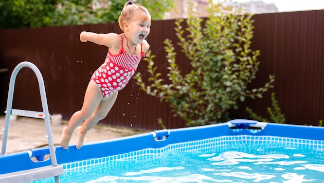 Badespaß oder Ressourcenverschwendung? Der Boom privater Swimmingpools sorgt für hitzige Diskussionen. (Bild: stock.adobe.com – Lena May)