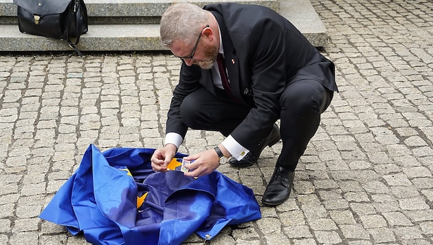 Grzegorz Braun steckte eine EU-Flagge in Brand. (Bild: Screenshot x.com/GrzegorzBraun_)