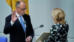 „So wahr mir Gott helfe“: Der neue Kanzler Friedrich Merz legte den Amtseid vor Bundestagspräsidentin Julia Klöckner ab. (Bild: AP/Ebrahim Noroozi)