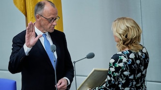 „So wahr mir Gott helfe“: Der neue Kanzler Friedrich Merz legte den Amtseid vor Bundestagspräsidentin Julia Klöckner ab. (Bild: AP/Ebrahim Noroozi)