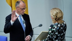 „So wahr mir Gott helfe“: Der neue Kanzler Friedrich Merz legte den Amtseid vor Bundestagspräsidentin Julia Klöckner ab. (Bild: AP/Ebrahim Noroozi)