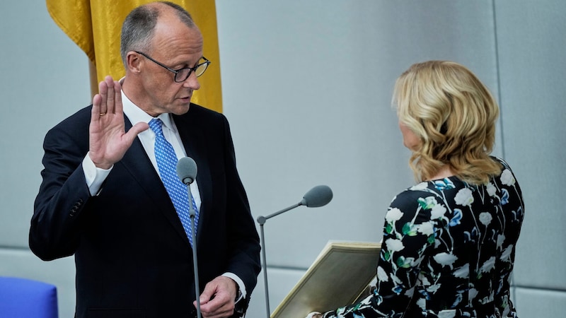 Der neue Kanzler Merz legte den Amtseid vor Bundestagspräsidentin Julia Klöckner ab. (Bild: AP/Ebrahim Noroozi)